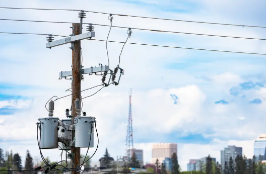 Analisis Teknis Lengkap Surge Arrester Jalur Distribusi: Dari Bahan Struktural hingga Pencegahan Kesalahan