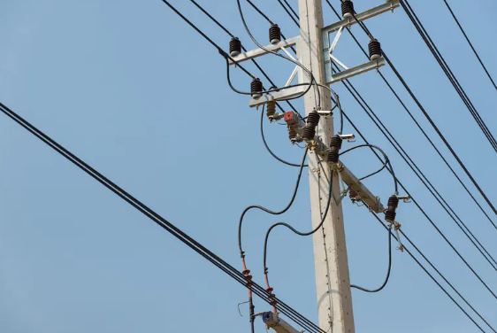 Analisis Teknis Komprehensif Penangkap Lonjakan Saluran Transmisi