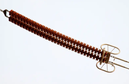 Isolator pada Saluran Transmisi: Fungsi Penting, Prinsip Pengoperasian, dan Tipe Umum