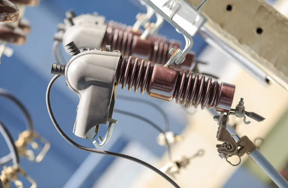 Wawasan Teknis: Identifikasi dan Pemeliharaan Flashover Kontaminasi dan Penuaan pada Sekering