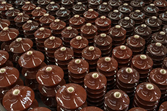 Meningkatkan Daya Tahan Insulator Keramik: Mekanisme Penuaan dan Solusi Pelapisan Tingkat Lanjut