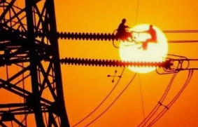 Mekanisme Penuaan dan Pencegahan Insulator Komposit: Analisis Rinci Kehilangan Hidrofobisitas dan Fraktur dalam Gudang Karet Silikon