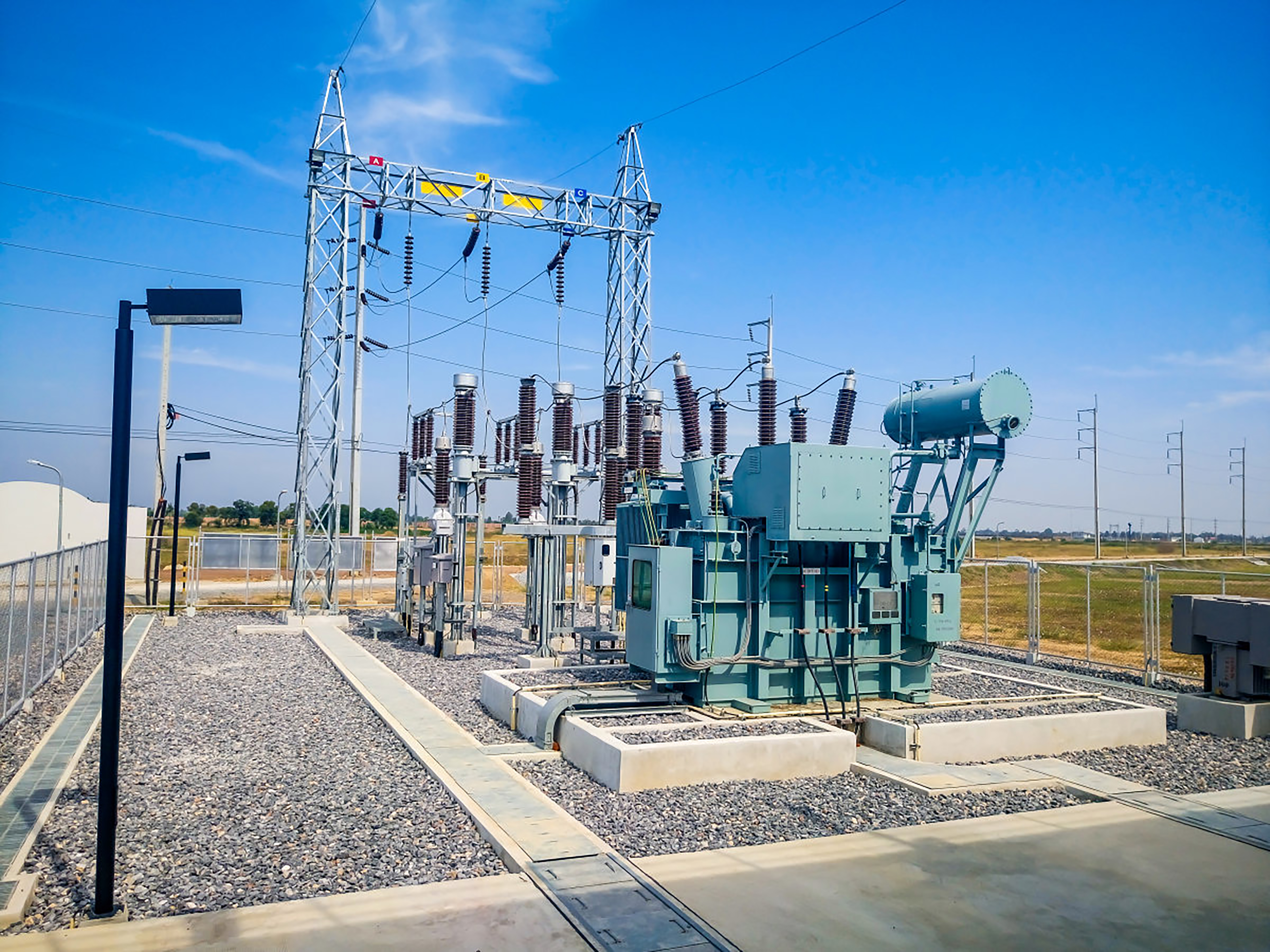  Insulator vs. Surge Resresters: Meluncurkan Peran Berbeda dalam Perlindungan Power Grid