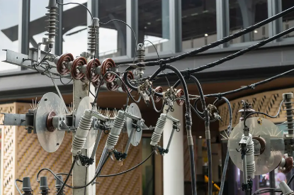 Bagaimana Sekering Drop-Out Mengisolasi Kesalahan dalam Milidetik untuk Melindungi Peralatan Penting Anda